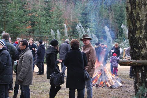 Firmenfeier am Festplatz im Wald mit Lagerfeuer