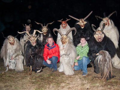 Perchten beim Perchtenlauf am Hof